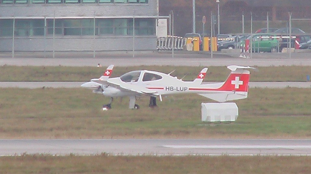 Swiss Aviation Training-Diamond DA42 Twin Star mit der Kennung HB-LUP nach der Landung in Stuttgart