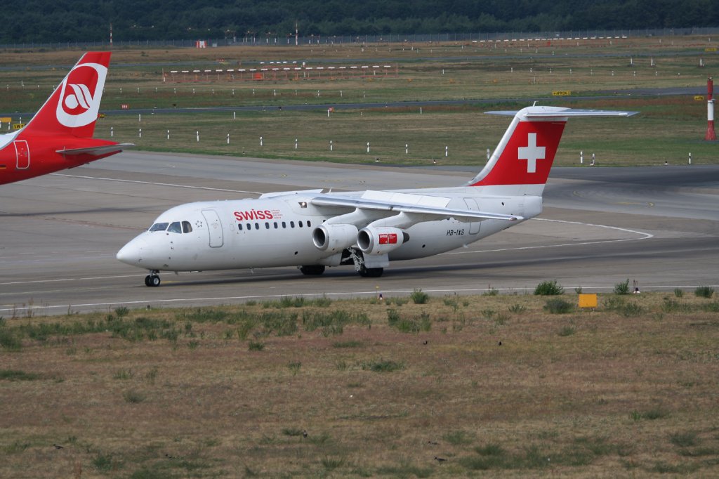 Swiss Avro Regjet RJ100 HB-IXS bei der Ankunft in Berlin-Tegel am 31.07.2010