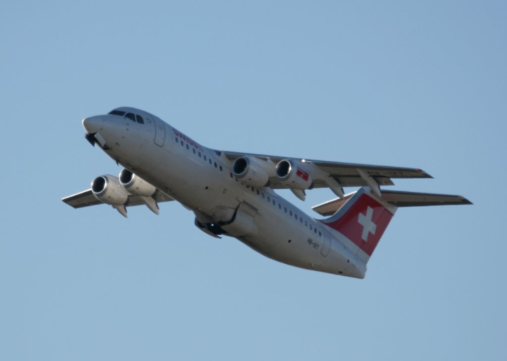 Swiss Avro Regjet RJ100 HB-IXT beim Start in Berlin-Tegel am 12.02.2011