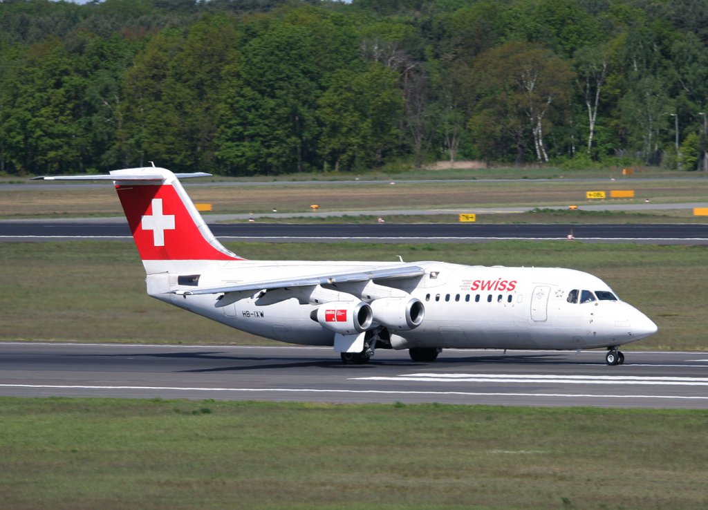 Swiss Avro Regjet RJ100 HB-IXW beim Start in Berlin-Tegel am 01.05.2011