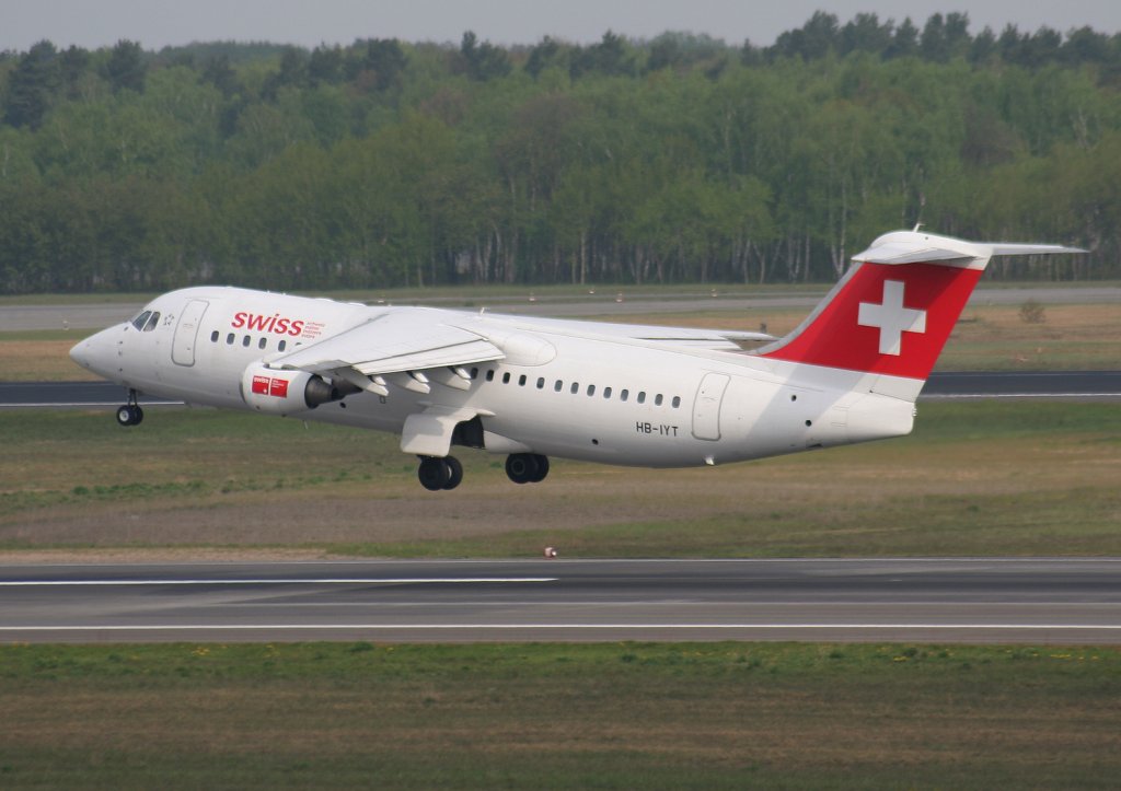 Swiss Avro Regjet RJ100 HB-IYT beim Start in Berlin-Tegel am 01.05.2010