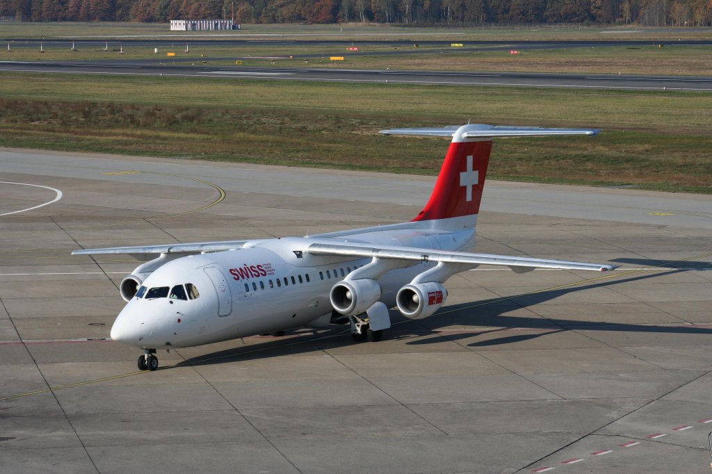 Swiss Avro Regjet RJ100 HB-IYW bei der Ankunft auf dem Flughafen Berlin-Tegel am 31.10.2009
