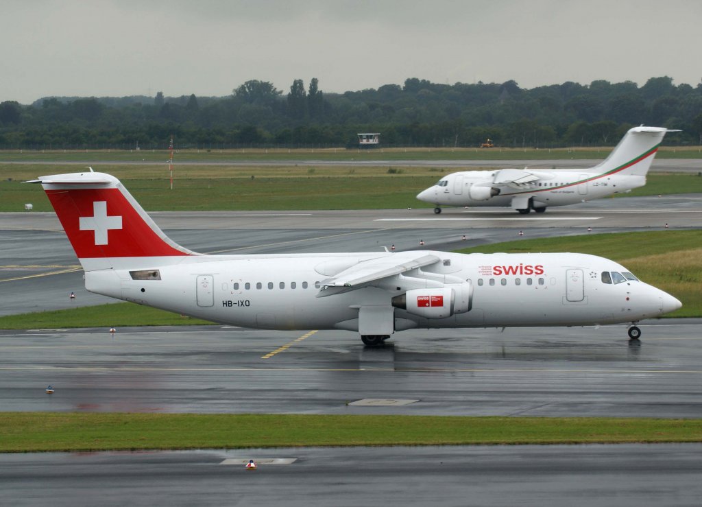 Swiss European Airlines, HB-IXO  Brisen - 2404 m , BAe 146-300/Avro RJ-100 (im Hintergrund LZ-TIM beim Start), 20.06.2011, DUS-EDDL, Dsseldorf, Germany 

