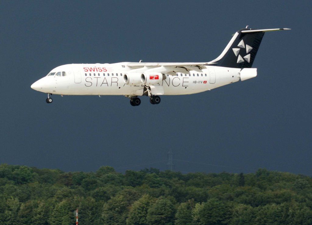 Swiss European Airlines, HB-IYV, BAe 146-300/Avro RJ-100  Pizzo Barone-2864m  (StarAlliance-Lackierung), 2010.08.28, DUS-EDDL, Dsseldorf, Germany 

