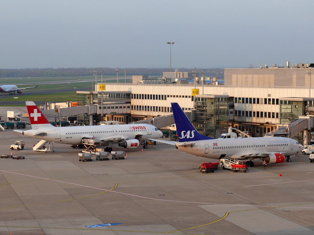 Swiss; HB-IJR; Airbus A320-214 + SAS Norge; LN-TUA; Boeing 737-705. Flughafen Dsseldorf. 08.04.2011.