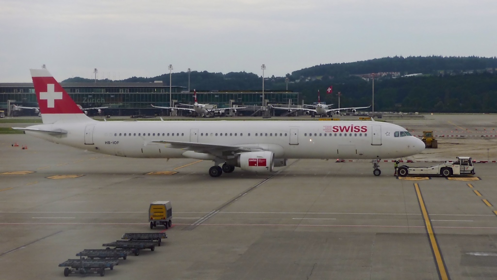 Swiss HB-IOF, Airbus A321-111, in Zrich (6.8.10)