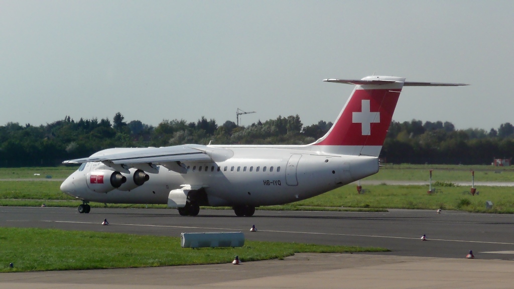 Swiss HB-IYQ, Avro Regional Jet RJ100, in DUS am 6.9.10