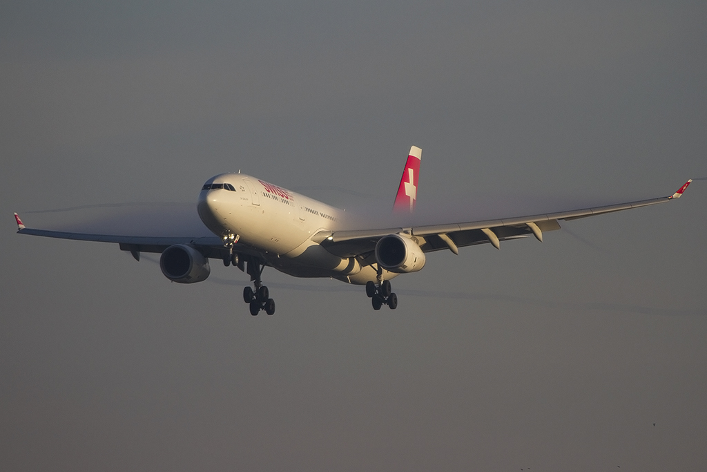 Swiss, HB-JHD, Airbus, A330-343X, 29.12.2012, GVA, Geneve, Switzerland 



