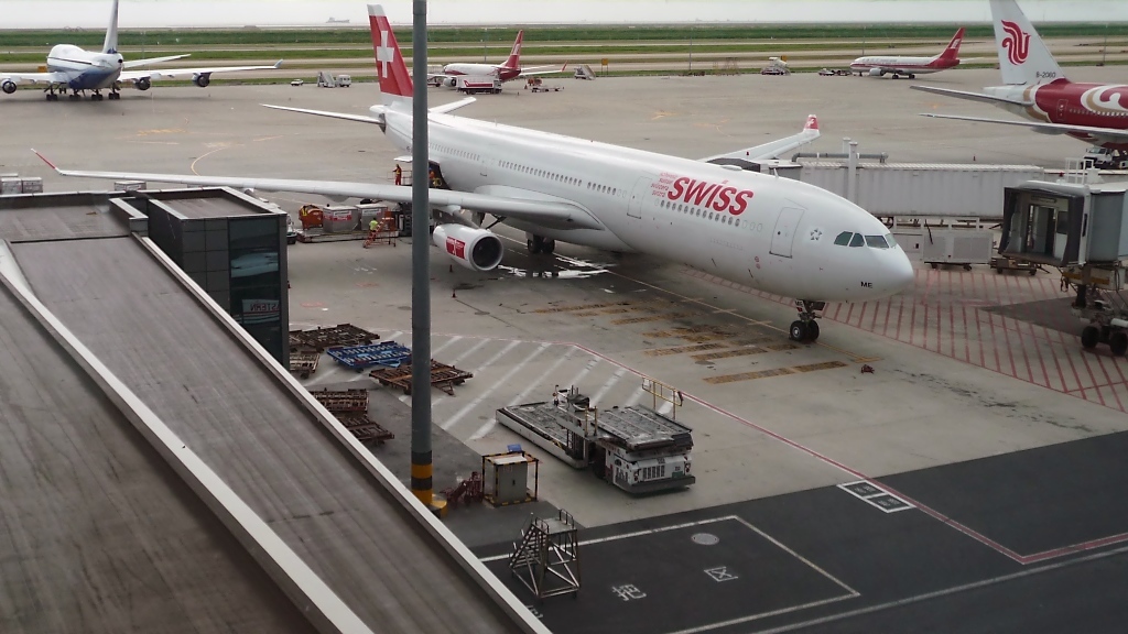 Swiss HB-JME, Airbus A340-313E, in Pudong (6.8.10) 