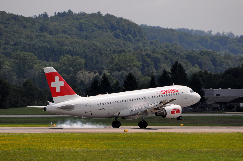 Swiss International Air Lines, HB-IPU, Airbus A319-112. Ohne etwas Qualm geht es meistens nicht. Landung auf der Bahn 16 am 6.8.2010.