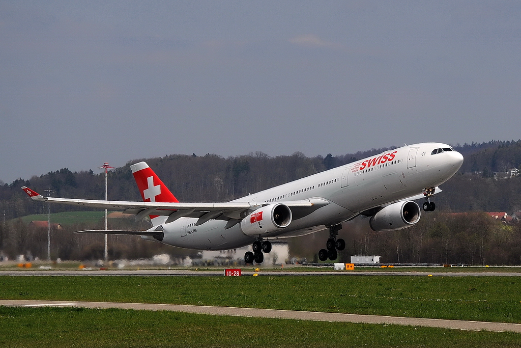 Swiss International Air Lines, HB-JHA, Airbus A330-343X. Bilderbuchstart des A330 bei schnem Wetter. 10.4.2010