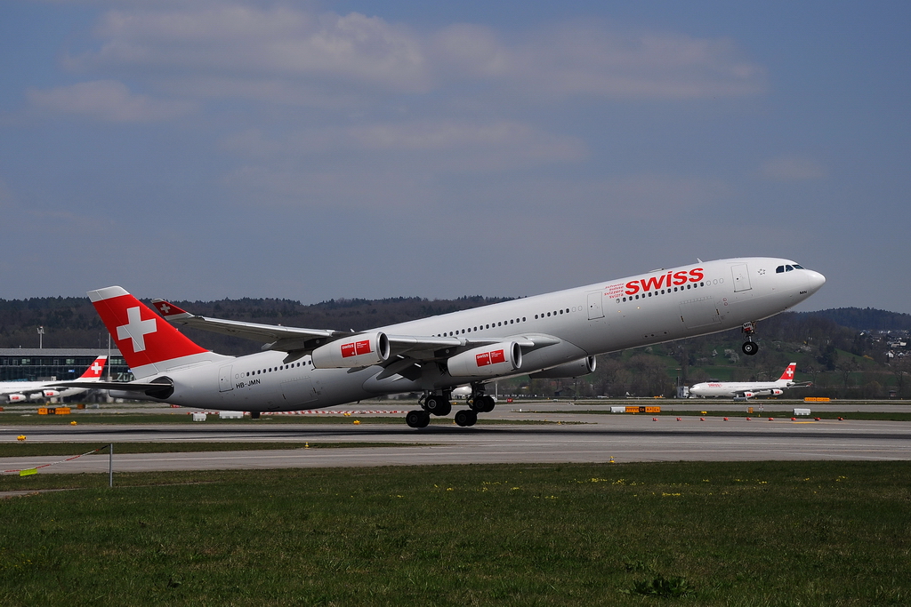 Swiss International Air Lines, HB-JMN, Airbus A340-313X. Der A340 hebt auf dem RWY 16 ab und im Hintergrund sind noch zwei weitere A340 zu sehen. 10.4.2010