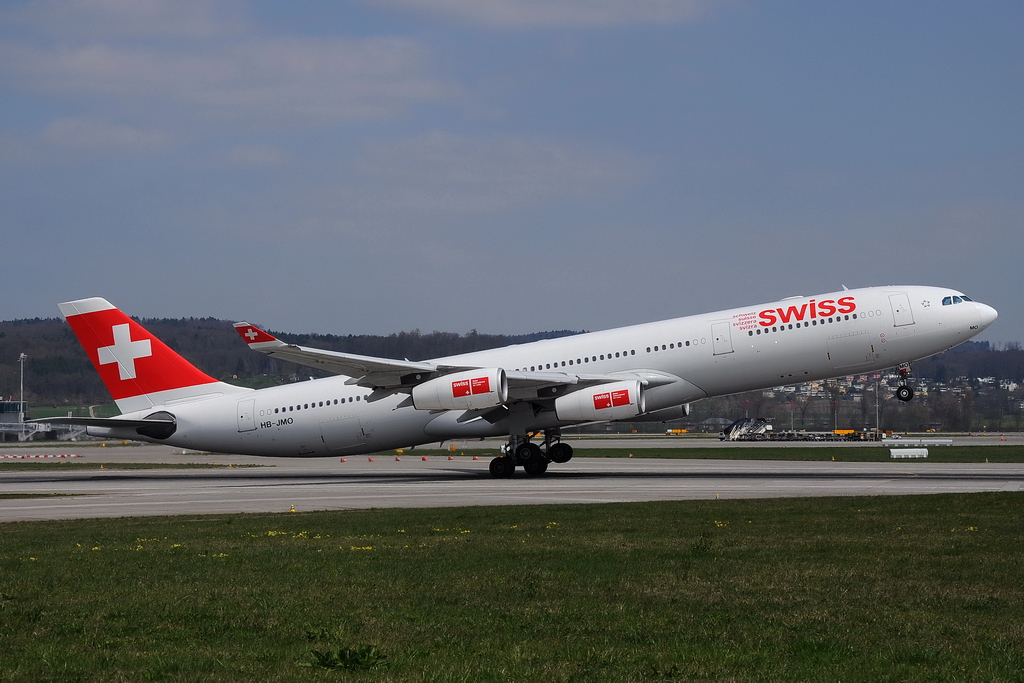 Swiss International Air Lines, HB-JMO, Airbus A340-313X. Der A340 braucht einen lngeren Weg, als der A330, bis er abhebt. Fr die Fotos natrlich sehr gut. 10.4.2010
