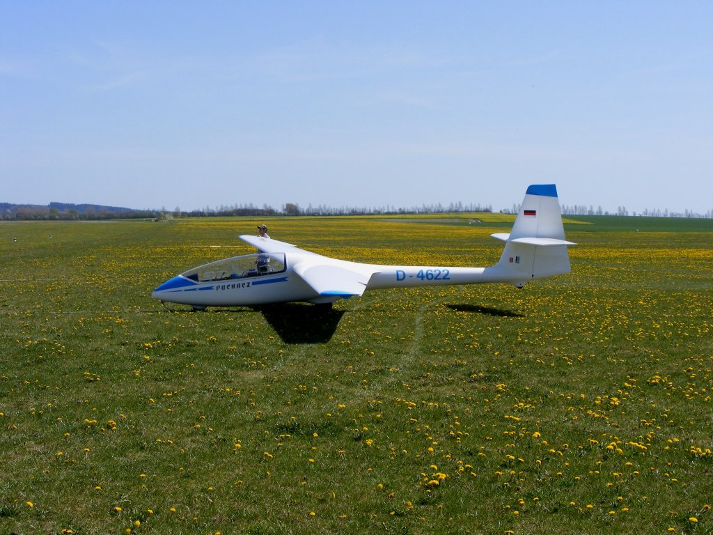 SZD 50 Puchacz D-4622 auf dem Flugplatz Alkersleben am 28.4.2012