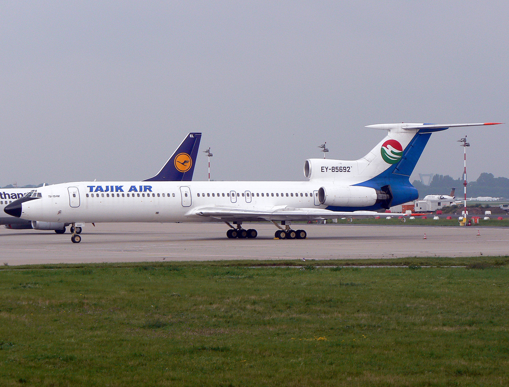 Tajik Air Tu-154M EY-85692 steht abgestellt auf der V02 in DUS / EDDL / Dsseldorf am 23.08.2008
