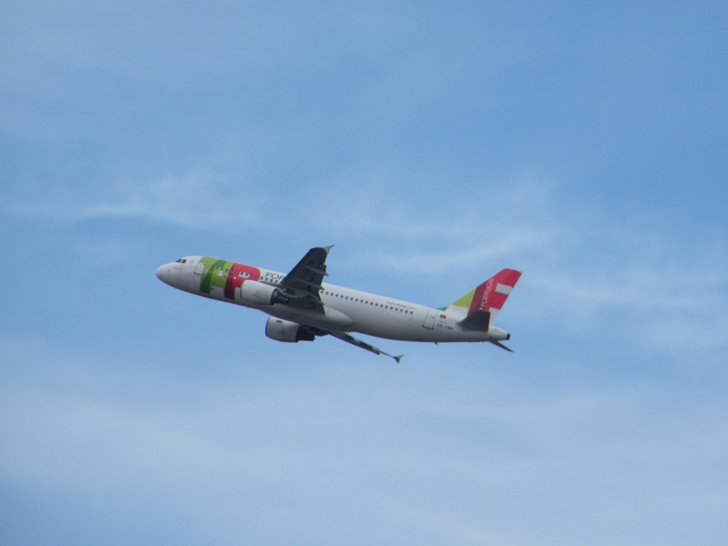 TAP Airbus A320-214 fhrt von Budapest-Ferihegy nach Lissabon ab, am 25. 02. 2012. 