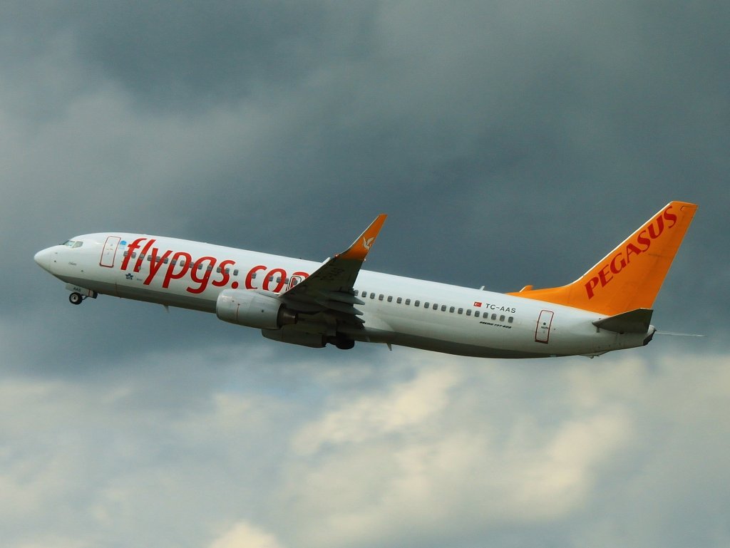 TC-AAS von Pegasus Airlines, eine Boing 737-800 startet am 09.06.2012 in Dsseldorf.