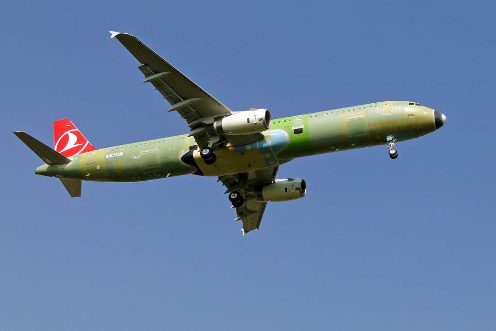 Testflug Airbus A321 noch in  Tarnfarbe  am 20.04.2011 