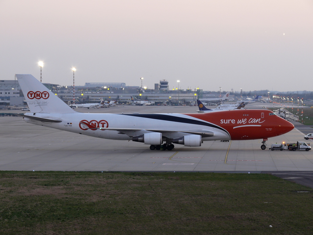 TNT; OO-THA; Boeing 747-4HA. Flughafen Dsseldorf. 27.03.2011.