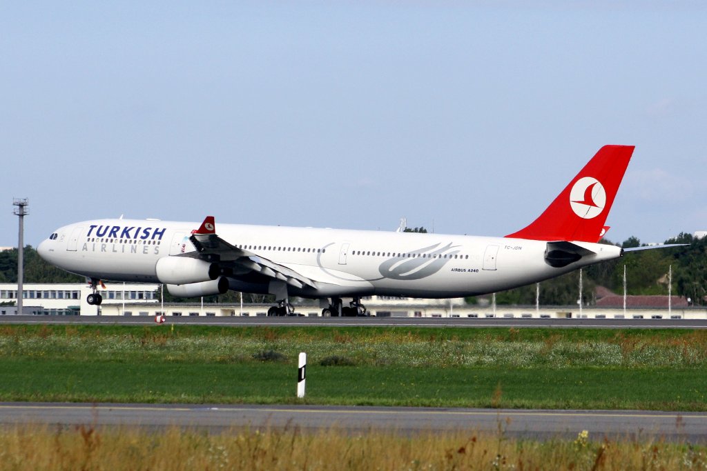 Touch-down des Turkish Airlines-Airbus A340-313X TC-JDN am 19. August 2010 in Berlin-Tegel