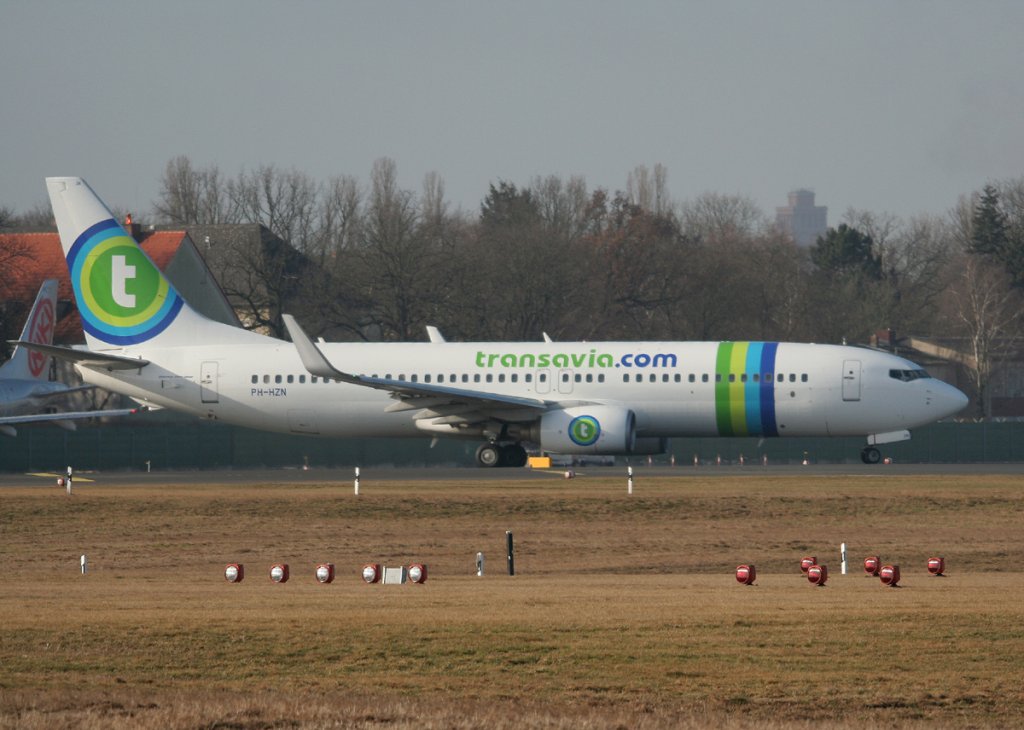 Transavia B 737-8K2 PH-HZN kurz vor dem Start in Berlin-Tegel am 09.03.2012