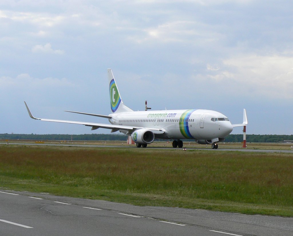 Transavia B 737-8K2(WL) PH-HSE auf dem Weg zum Start in Berlin-Tegel am 27.05.2011
