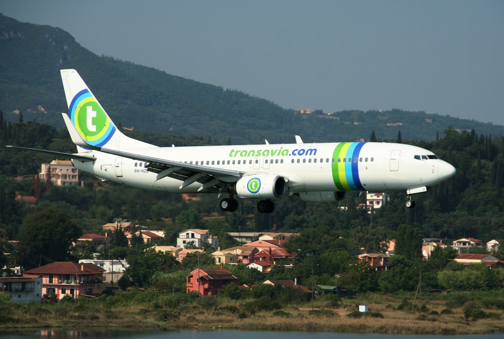 Transavia B 737-8K2(WL) PH-HZB kurz vor der Landung in Korfu am 17.07.2010