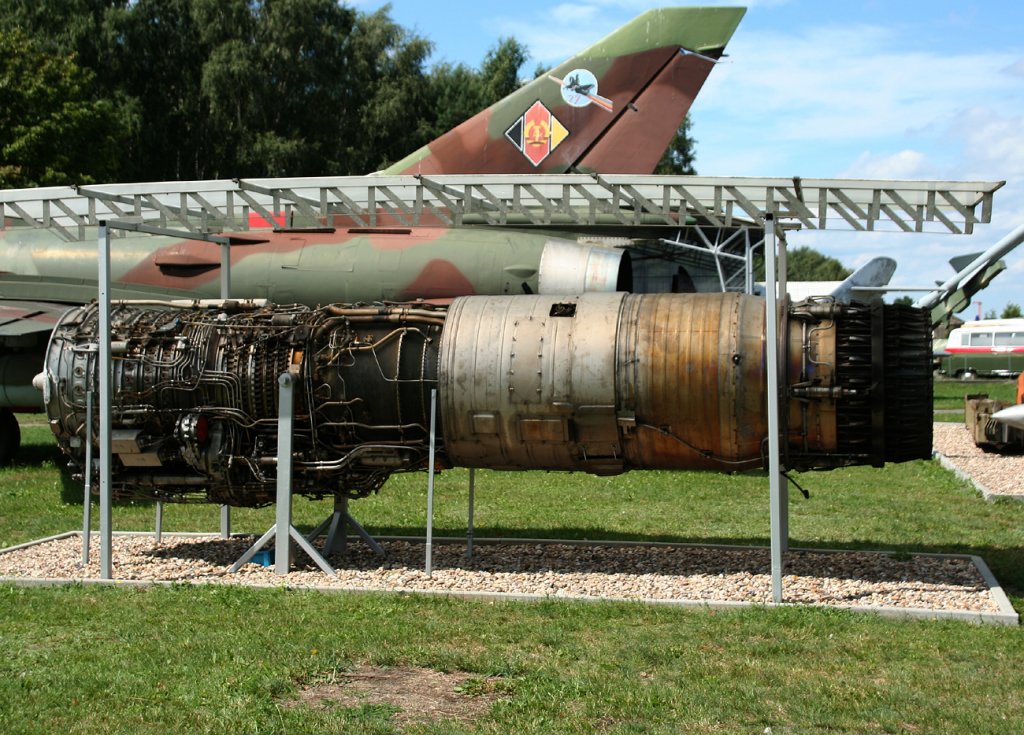 Triebwerk Ljulka AL-21F3 der Suchoi Su-22 im Flugplatzmuseum Cottbus am 24.07.2011