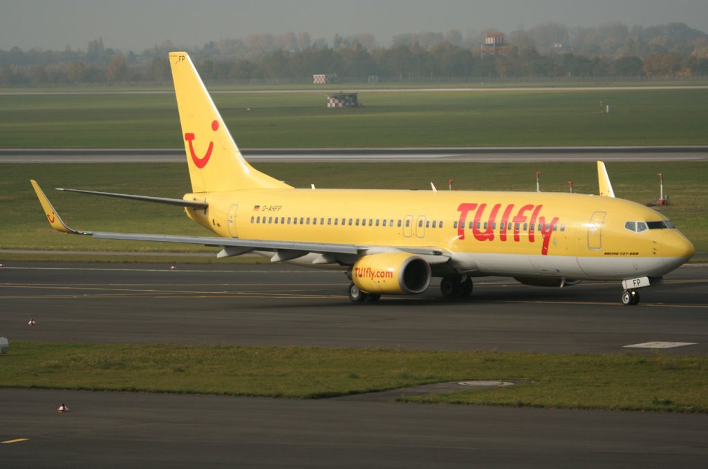 Tuifly B 737-8K5 D-AHFP auf dem Weg zum Start in Dsseldorf am 31.10.2011