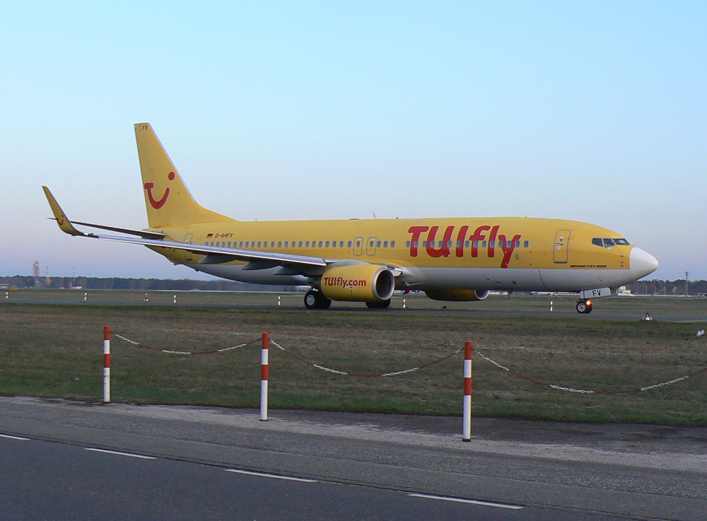 Tuifly B 737-8K5(WL) D-AHFV am frhen Morgen des 02.04.2010 auf dem Flughafen Berlin-Tegel