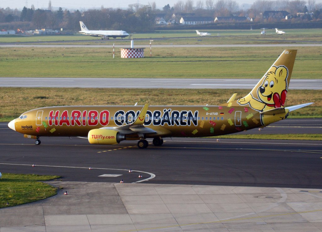 TUIfly, D-ATUD, Boeing 737-800 WL  Haribo-HaribAir  (mit weier Nase), 2010.11.21, DUS-EDDL, Dsseldorf, Germany 

