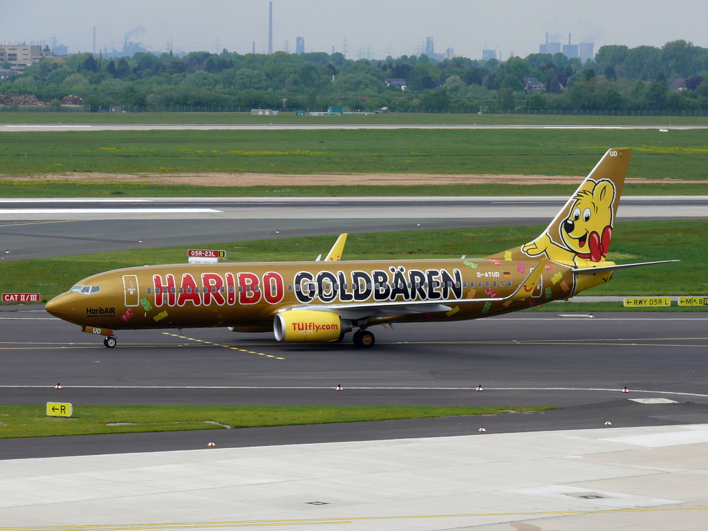 TUIfly  Haribo gold ; D-ATUD; Boeing 737-8K5. Flughafen Dsseldorf. 15.05.2010.
