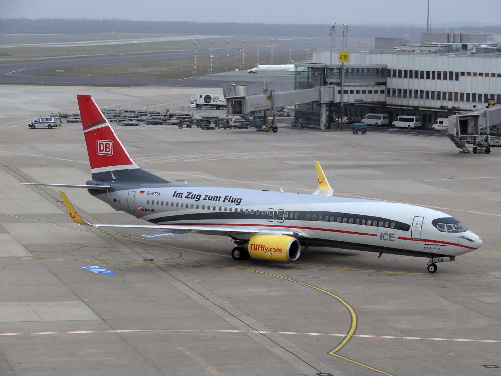 TUIfly; Im Zug zum Flug; DB Air One ; D-ATUE;  Boeing 737-800. Flughafen Dsseldorf. 05.03.2011.