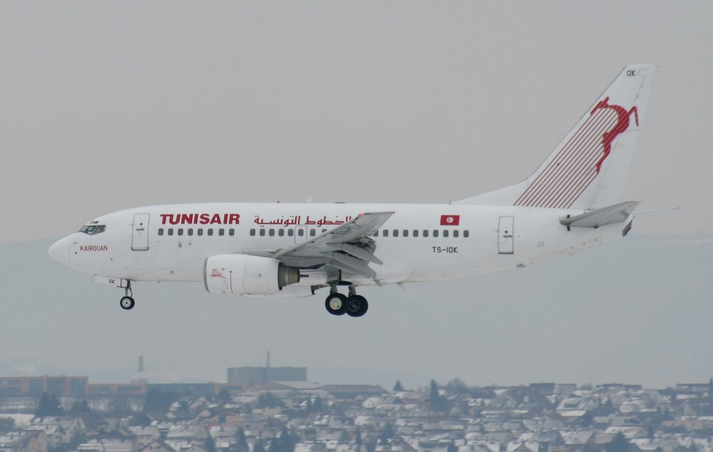 Tunisair B 737-6H3 TS-IOK kurz vor der Landung in Stuttgart am 10.03.2010