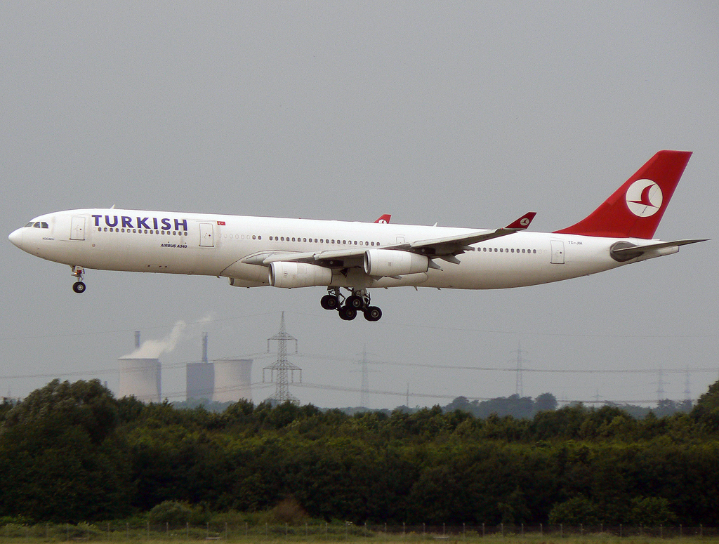 Turkish A340-300 TC-JIH im Anflug auf 23R in DUS / EDDL / Düsseldorf am 27.06.2007