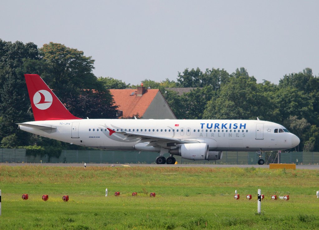 Turkish Airlines A 320-214 TC-JPV kurz vor dem Start in Berlin-Tegel am 22.08.2012