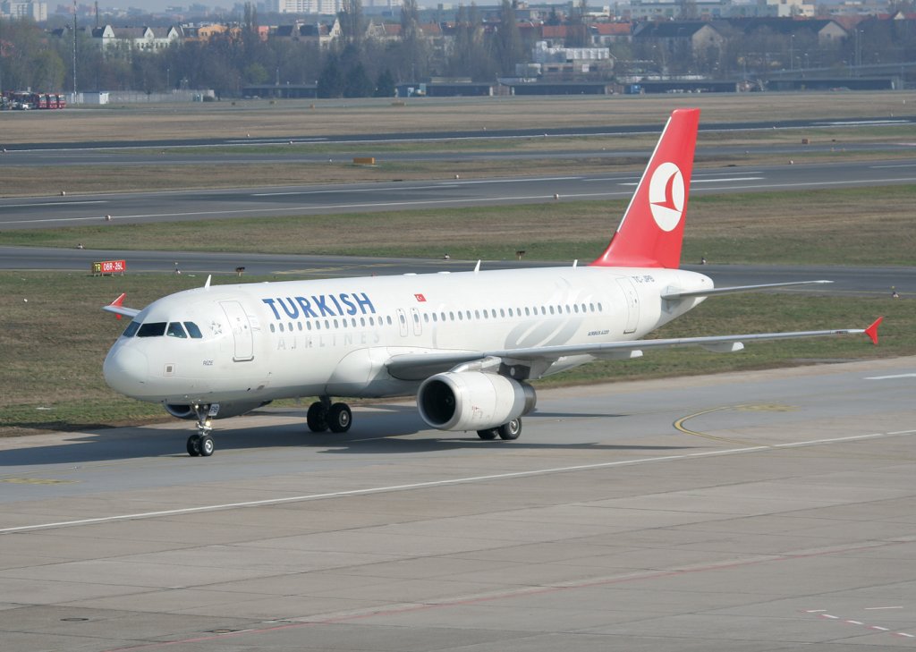 Turkish Airlines A 320-232 TC-JPB bei der Ankunft in Berlin-Tegel am 03.04.2011