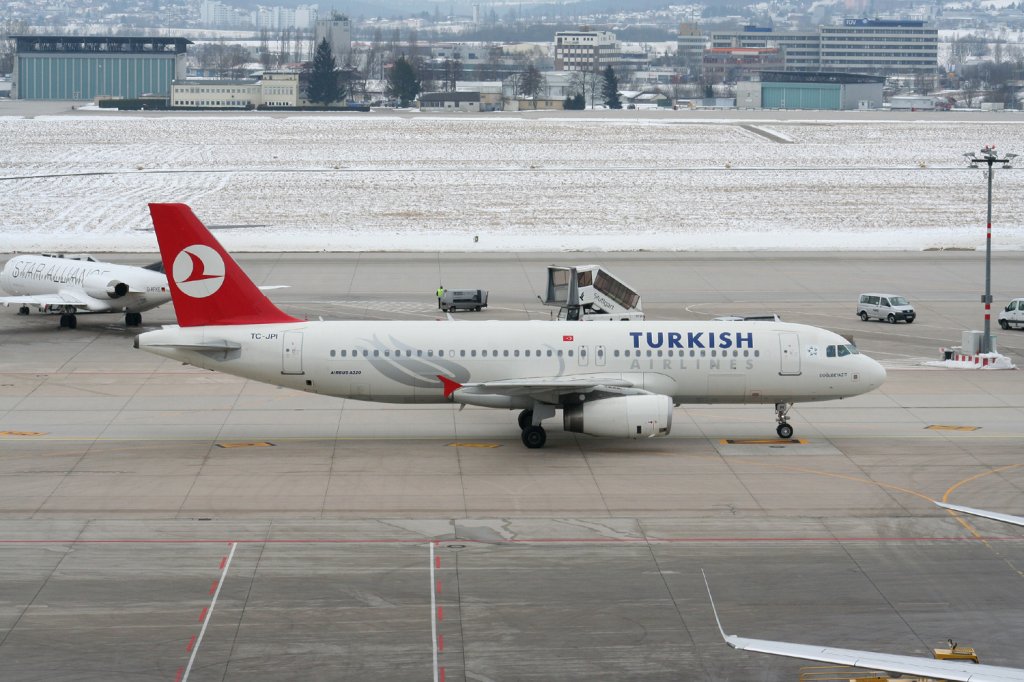 Turkish Airlines A 320-232 TC-JPI am 10.03.2010 auf dem Flugahfen Stuttgart