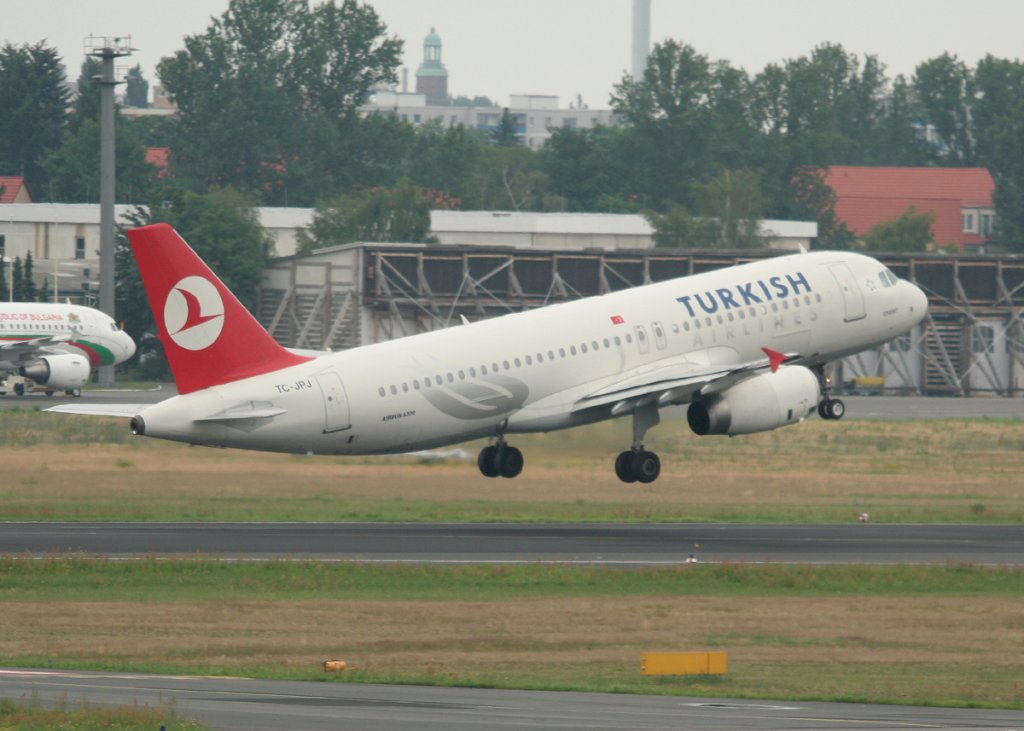 Turkish Airlines A 320-232 TC-JPJ beim Start in Berlin-Tegel am 03.07.2012