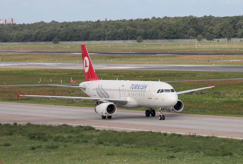 Turkish Airlines A 320-232 TC-JPL bei der Ankunft in Berlin-Tegel am 21.07.2012