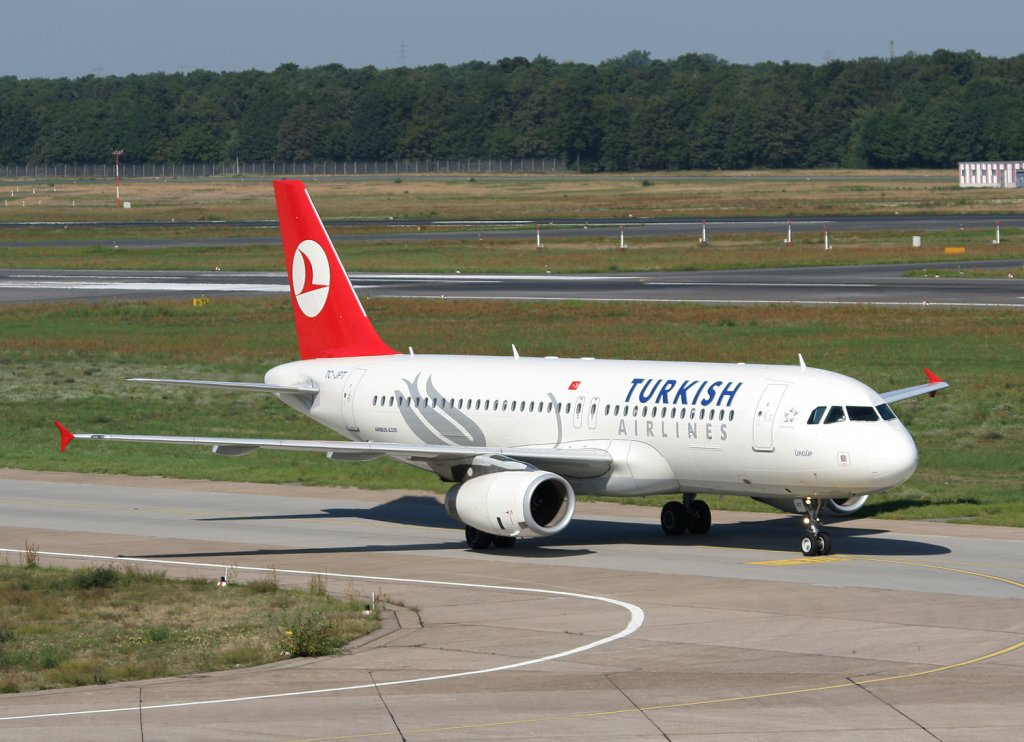 Turkish Airlines A 320-232 TC-JPT bei der Ankunft in Berlin-Tegel am 21.08.2010