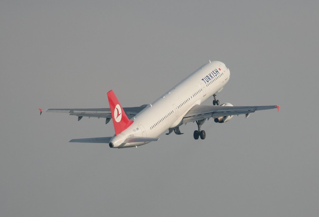 Turkish Airlines A 321-211 TC-JMF beim Start in Berlin-Tegel am 09.10.2010