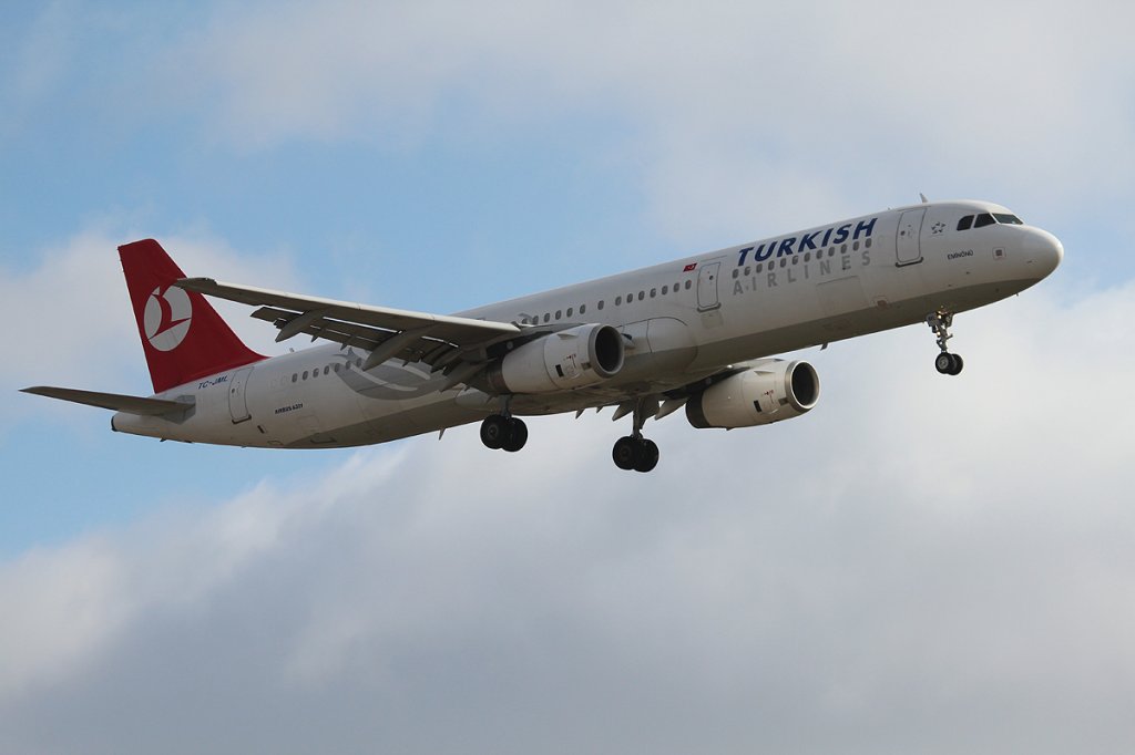 Turkish Airlines A 321-231 TC-JML bei der Landung in Berlin-Tegel am 01.03.2013