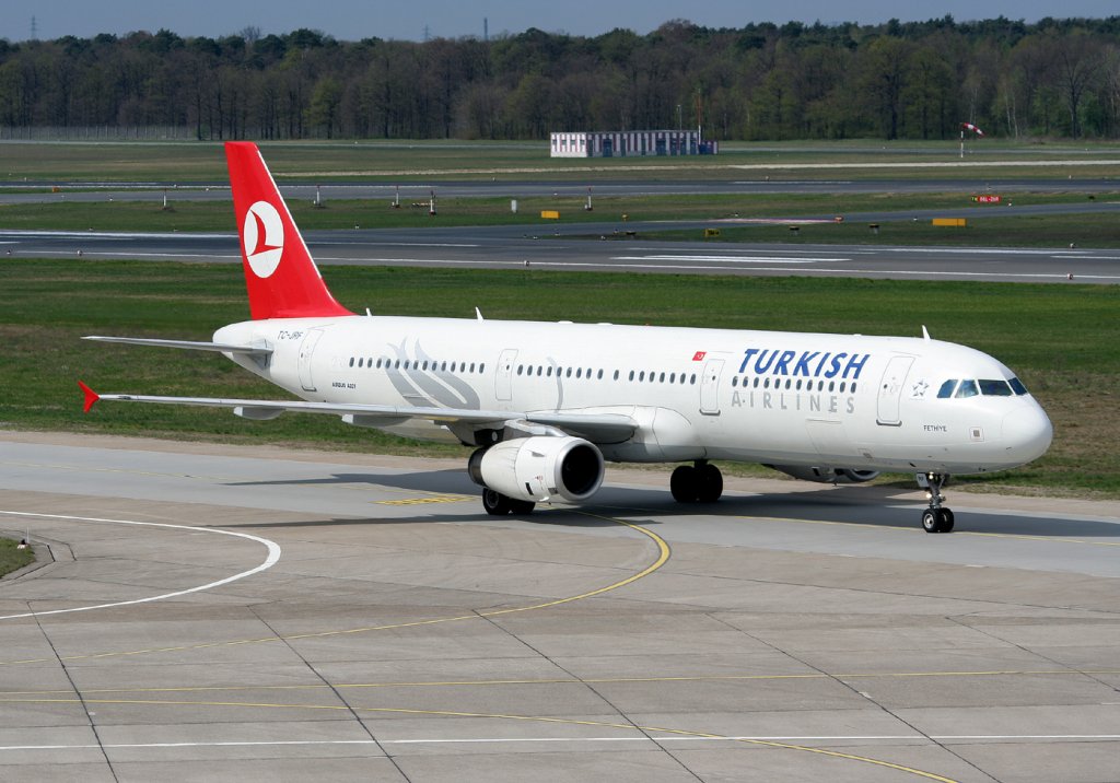 Turkish Airlines A 321-231 TC-JRF bei der Ankunft in Berlin-Tegel am 16.04.2011