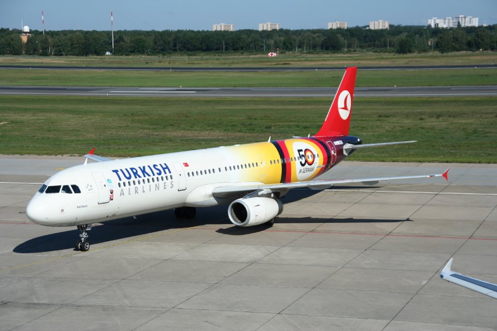 Turkish Airlines A 321-231 TC-JRK in Sonderbemalung bei der nkunft in Berlin-Tegel am 05.09.2010