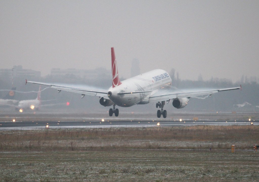 Turkish Airlines A 321-231 TC-JRY bei der Landung in Berlin-Tegel am 01.12.2012