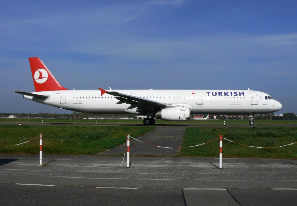 Turkish Airlines A 321-232 TC-JMI auf dem Weg zum Start in Berlin-Tegel am 04.10.2011