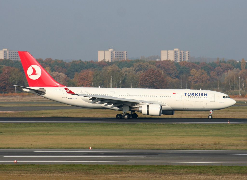 Turkish Airlines A 330-202 TC-JNG nach der Landung in Berlin-Tegel am 01.11.2009
