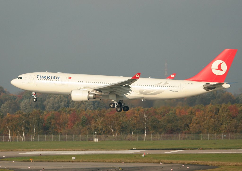 Turkish Airlines A 330-203 TC-JNE kurz vor der Landung in Dsseldorf am 31.10.2011