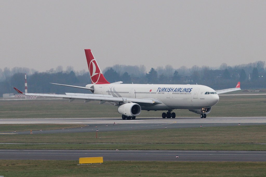 Turkish Airlines A 330-343X TC-JNN bei der Ankunft in Dsseldorf am 11.03.2013